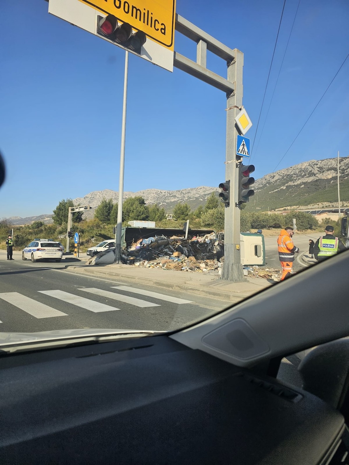 FOTO Prevrnuo se kamion iznad Metroa u Kaštel Sućurcu