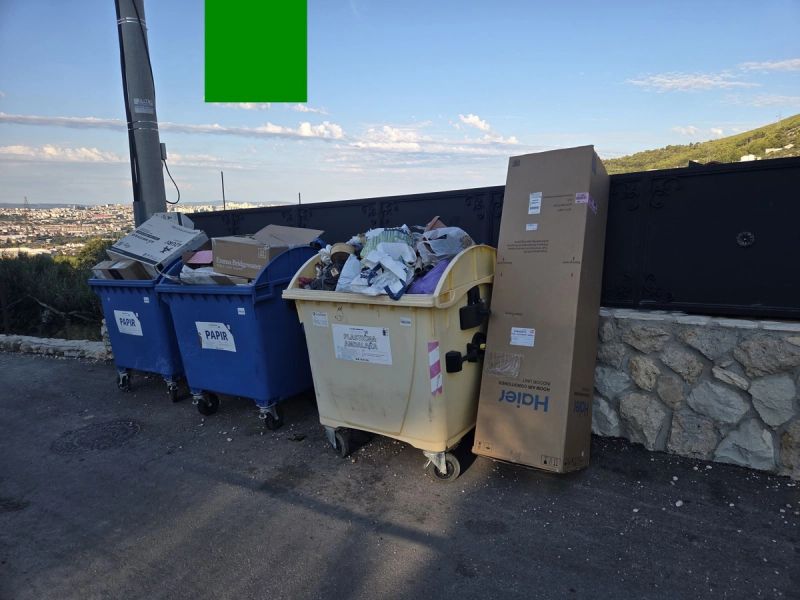FOTOGALERIJA Kontejneri puni, smeće na cesti i pred kućama. Problem splitske Čistoće prelijeva se i na Klis