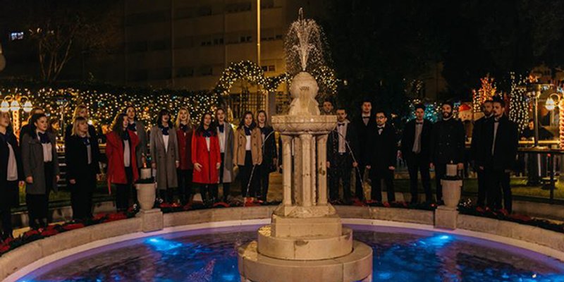 BIJELI BOŽIĆ: Pogledajte kako je Splitski sveučilišni zbor izveo pjesmu Olivera Dragojevića
