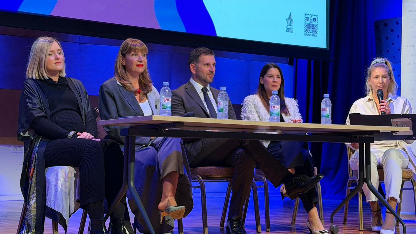 Splitski festival prvi put u povijesti ne donosi nove skladbe ni natjecateljsku formu, dolazi u novom terminu