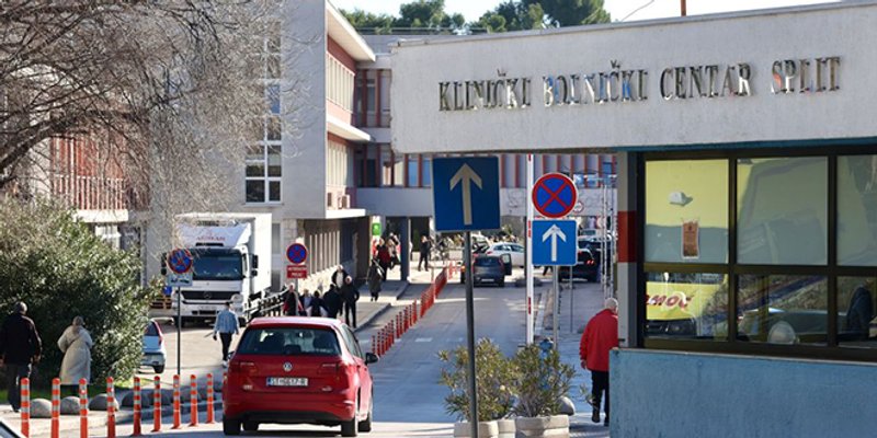 FOTO/VIDEO Zašto je u krugu splitskog KBC-a samo rampa na glavnom ulazu, ne i naplata parkiranja?