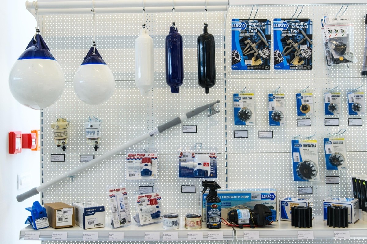 U Kaštel Sućurac stiglo 300.000 dijelova za vozače i mehaničare auta, motocikala, kamiona i plovila