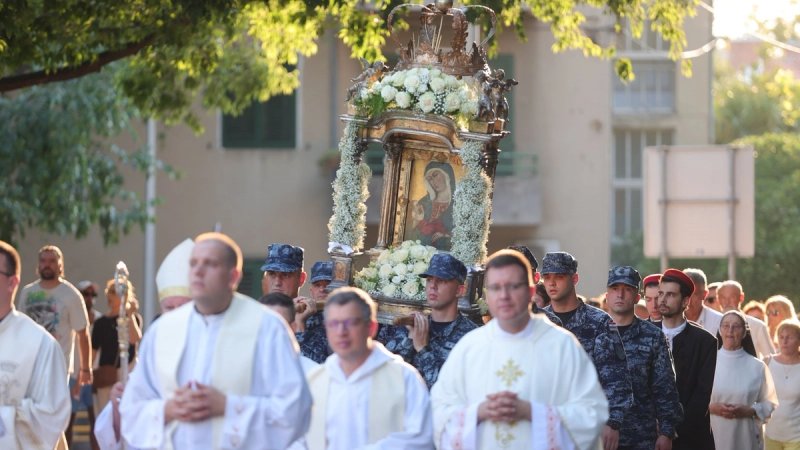 FOTO/VIDEO Velika Gospa u Splitu: Svečana procesija s Gospom od Pojišana prošla gradom