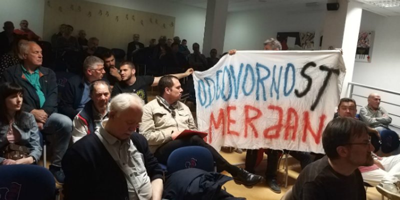 Aktivisti razvili transparent 'Odgovornost Merjan' u Gradskoj knjižnici Marko Marulić