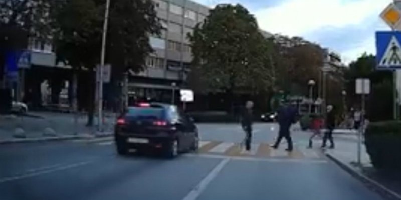 VIDEO: Dva puta u nekoliko stotina metara projurio pored pješaka na 'zebri'