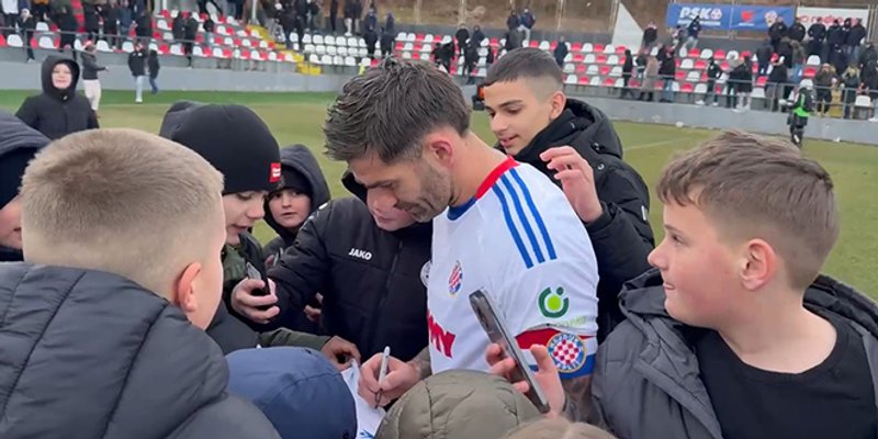 VIDEO: Invazija na teren nakon Hajdukove utakmice, gužva se posebno stvorila oko jednog igrača