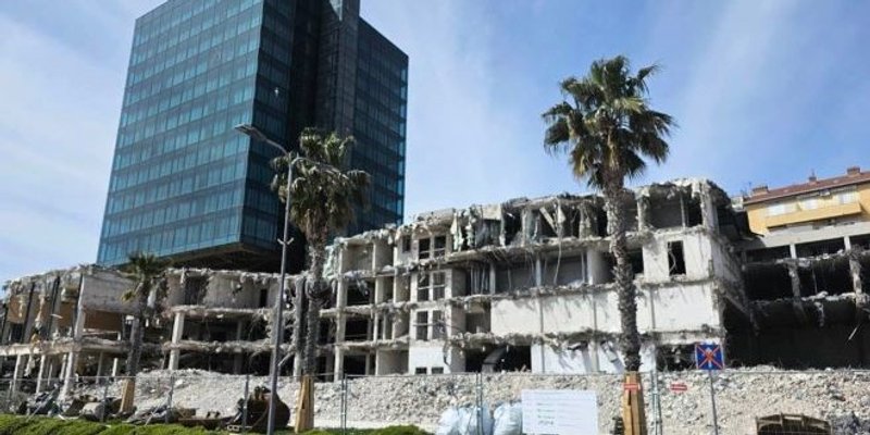 NEOBIČNA SLIKA: Miruju bageri na Zapadnoj obali, ne ruši se hotel Marjan