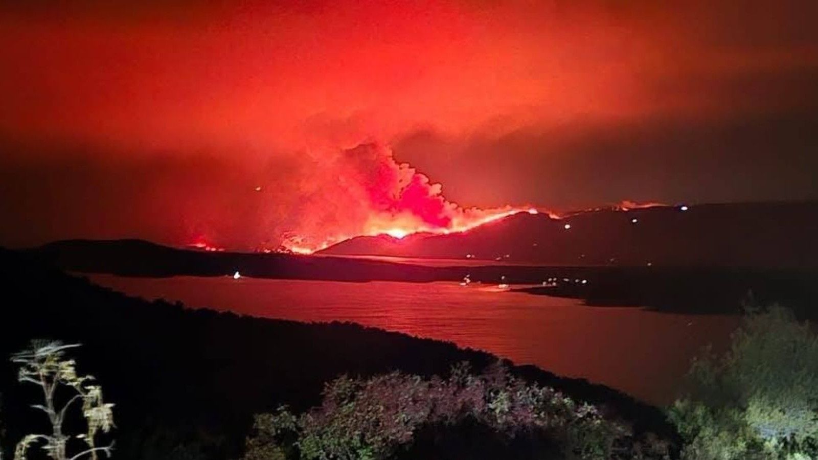 Vatrogasci cijelu noć branili kuće, stotine evakuiranih