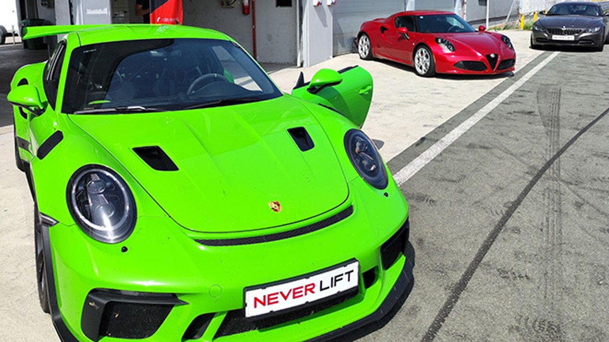 Isprobali smo supersportske automobile i vozili 250km/h