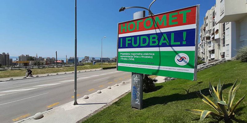 NOGOMET I FUDBAL Reklama s porukom na ćirilici postavljena u Vukovarskoj ulici