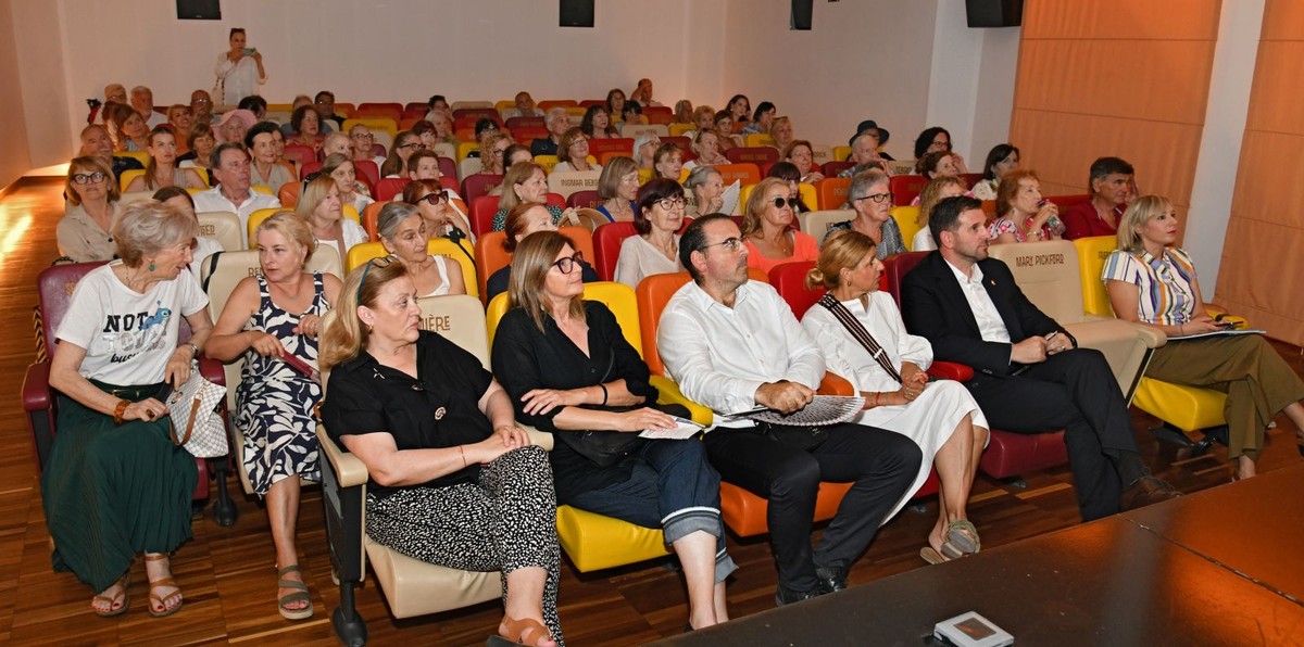 FOTOGALERIJA Polaznicima uručene potvrde Sveučilišta za treću životnu dob