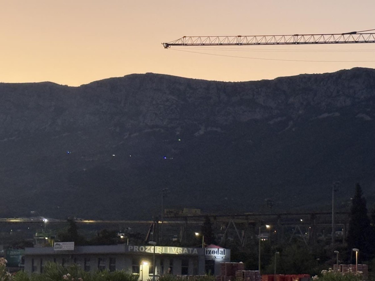 FOTO/VIDEO Vatrogasci će ostati cijelu noć na Kozjaku, otvorenog plamena više nema