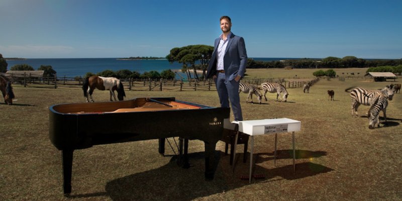 GLAZBENA RAZGLEDNICA Zvjezdan Ružić održao BACKTOBLU koncert u uvali Verige na Brijunima