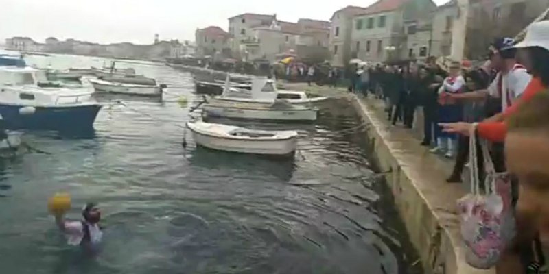 'Zvezdaš' ponovno završio u moru u Kaštelima