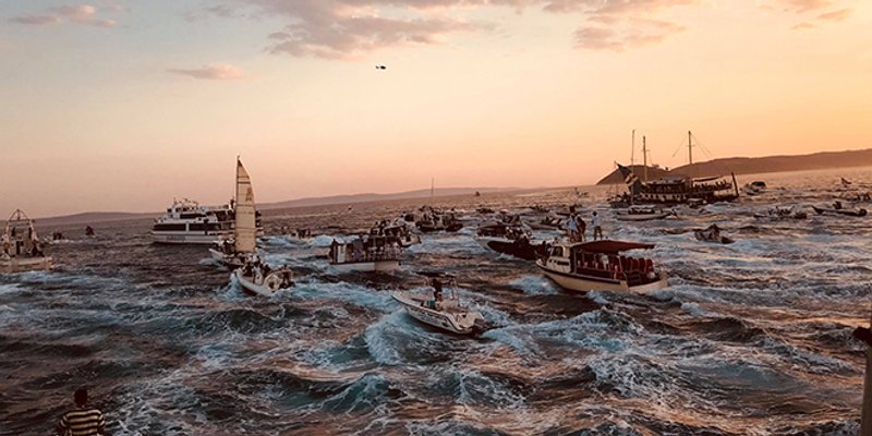 UŽIVO ISPRAĆAJ OLIVERA: Katamaran se otisnuo od obale uz pjesmu 'Vela Luka', brojni brodovi ga ispratili iz splitske luke