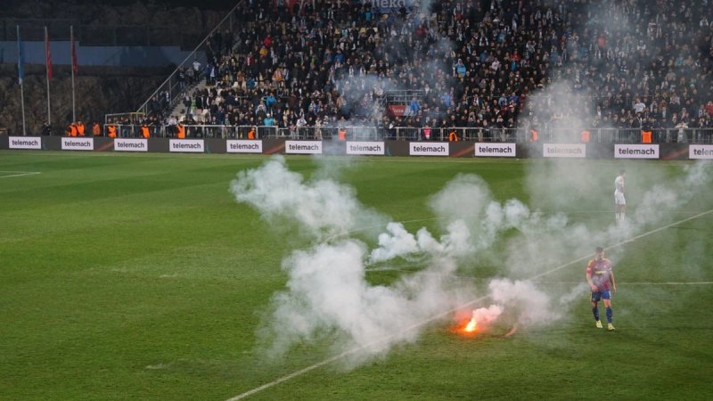 FOTO: Torcida ispaljivala rakete preko centra igrališta