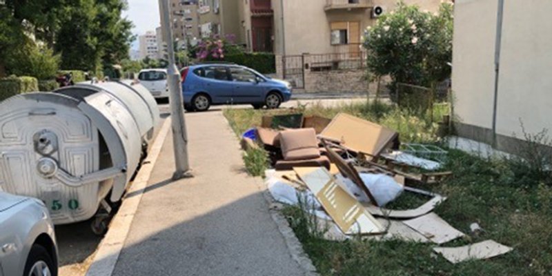 Čitateljica upozorava: Nemojte stvarati deponij među zgradama!