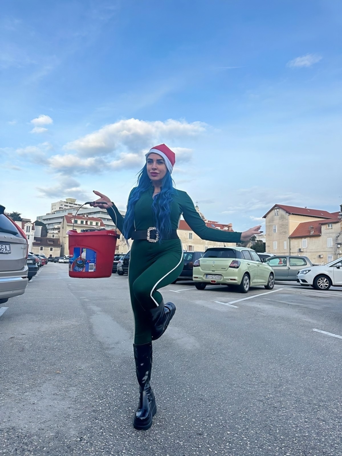 VIDEO Novi performans Olje Einfalt: 'Plati i šuti - grad zna što ti treba'