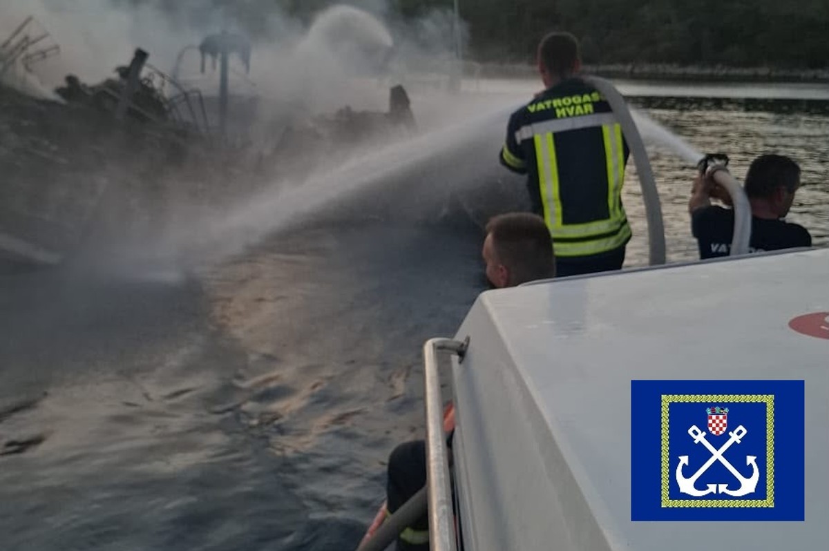 FOTO/VIDEO Požar zahvatio jedrilicu kod Hvara, pet osoba spašeno na vrijeme