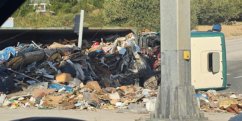 FOTO Prevrnuo se kamion iznad Metroa u Kaštel Sućurcu