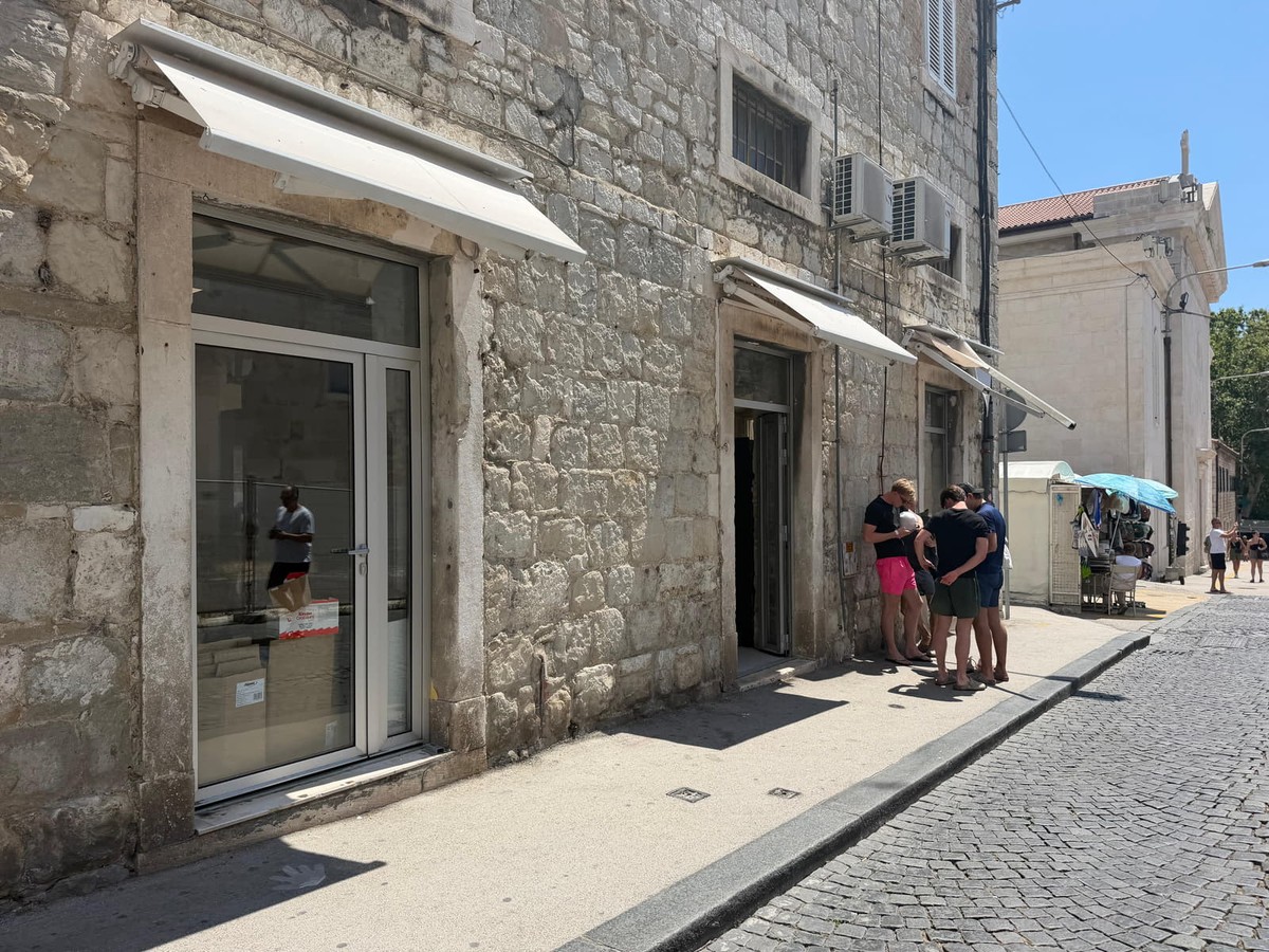 BRŽI OD PROPISA: U centru Splita otvoren još jedan liquor shop dok Grad priprema zabranu noćne prodaje alkohola