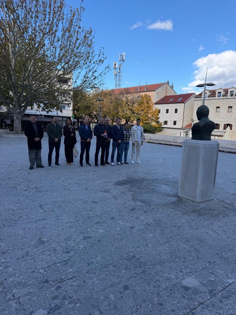 Izaslanstvo HDZ-a Sinj odalo počast poginulim braniteljima i preminulim sugrađanima