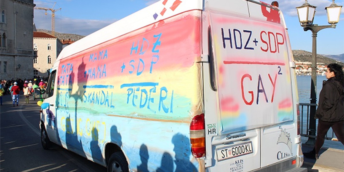 Nakon paljenja slikovnice u Kaštelima, u Trogir doveli kozu išaranu duginim bojama: 'Neće nam pederske zajednice govoriti što možemo biti na krnjevalu!'