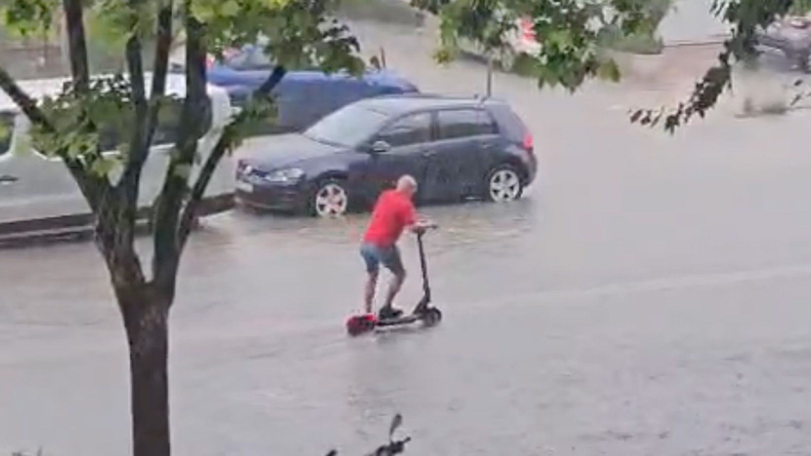 VIDEO Kiša potopila Hercegovačku, a onda se pojavio genijalac na romobilu