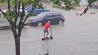 VIDEO Kiša potopila Hercegovačku, a onda se pojavio genijalac na romobilu
