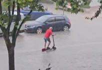 VIDEO Kiša potopila Hercegovačku, a onda se pojavio genijalac na romobilu