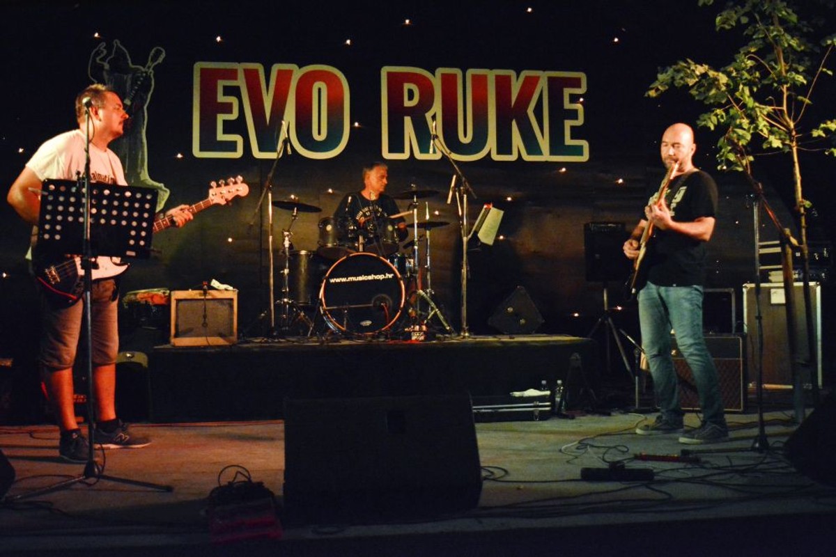 Evo ruke / foto: Radomir Đurđević