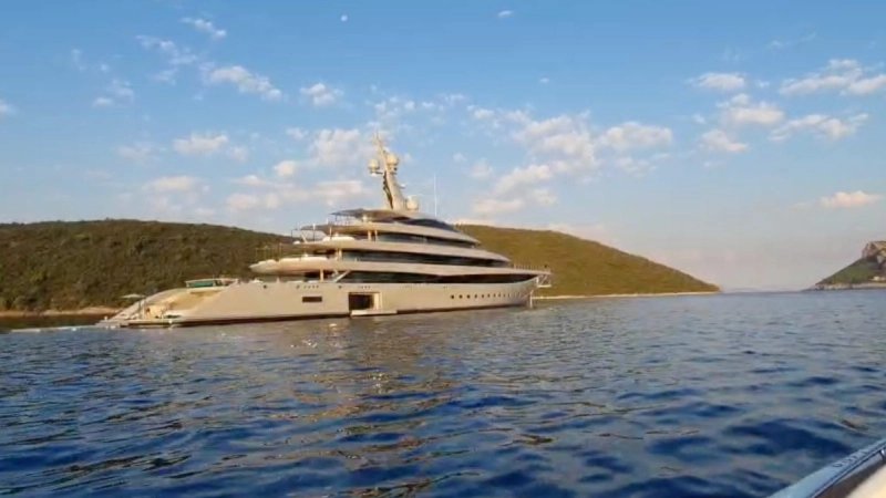 VIDEO Kod Jakljana usidrena jedna od najluksuznijih jahti na svijetu: Ima helidrom, kino i spa, a tjedan najma košta 2,4 milijuna eura