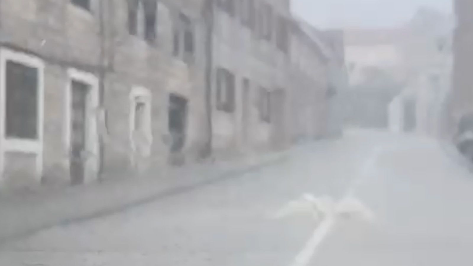 VIDEO Voda izbila šahte na Alkarskom trkalištu u Sinju