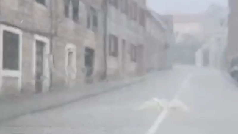 VIDEO Voda izbila šahte na Alkarskom trkalištu u Sinju