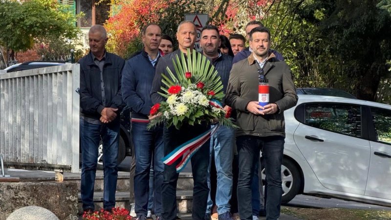 Izaslanstvo HDZ-a Sinj odalo počast poginulim braniteljima i preminulim sugrađanima
