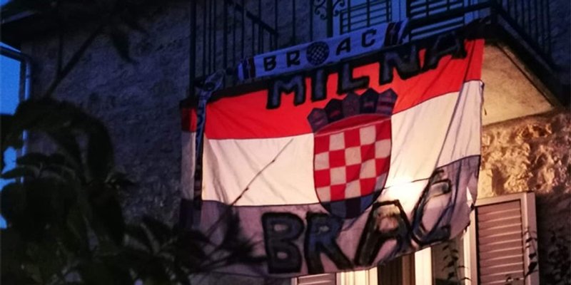 ZAJEDNIŠTVO BRAČA: Milnarani izašli na balkone i zapjevali