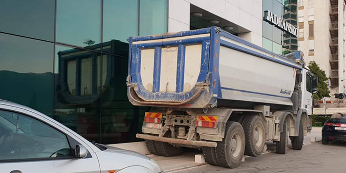 DRAMA NA KMANU: S dva kamiona blokirao ulaze u Euroherc osiguranje!