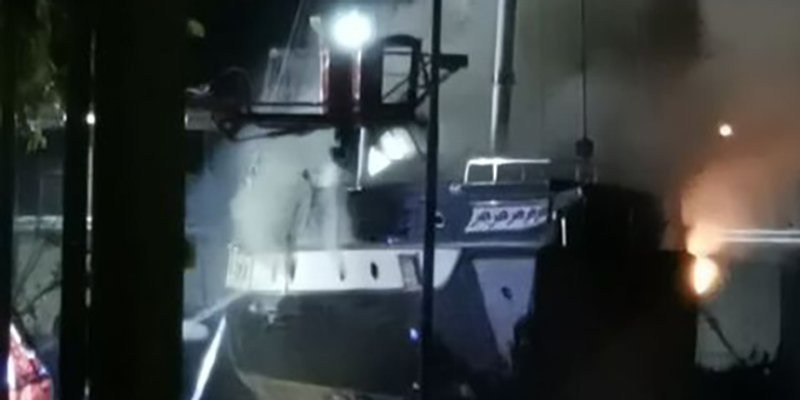 VIDEO Skidali boju pa ostavili žar, iskra zapalila cijeli brod 