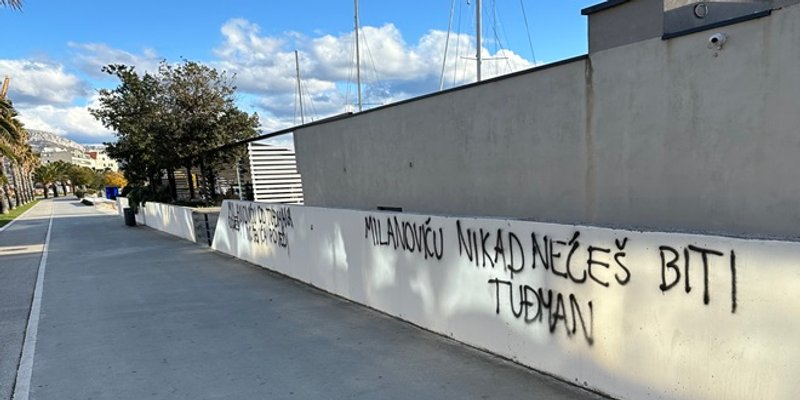 ZAPADNA OBALA Osvanuli uvredljivi grafiti upućeni Milanoviću