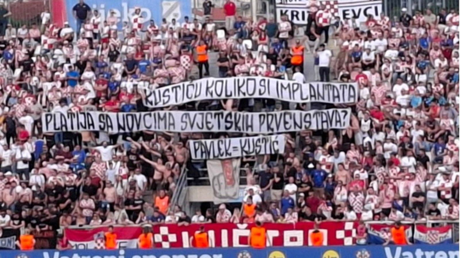 Torcida podigla poruku Kustiću!