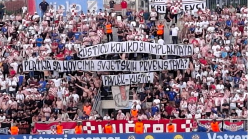 Torcida podigla poruku Kustiću!