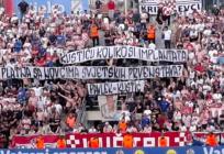 Torcida podigla poruku Kustiću!