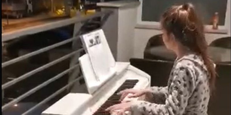 ODUŠEVILA SUSJEDE: Djevojčica Ema na balkon iznijela klavir i zasvirala 'Moju domovinu'