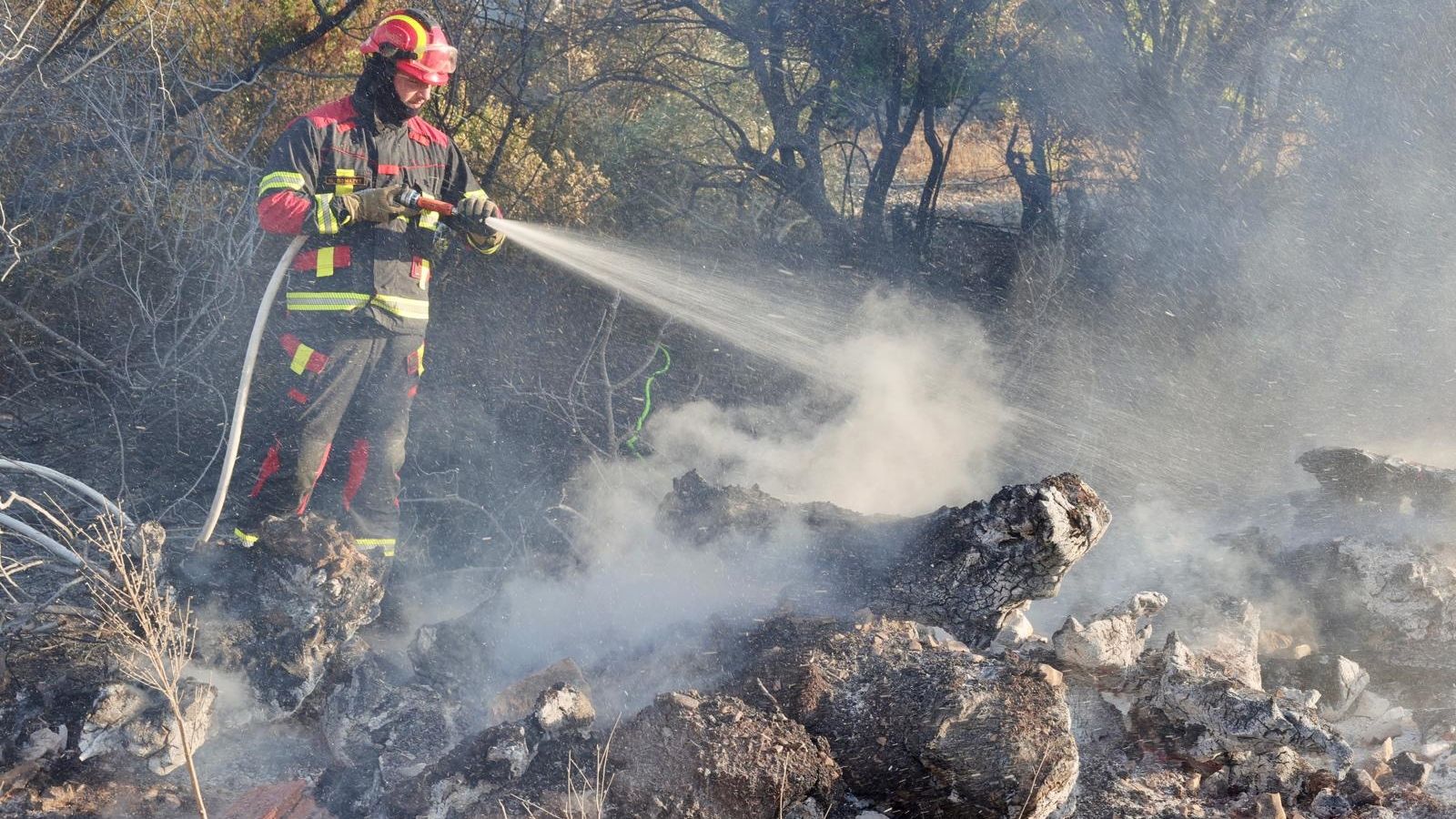 Požari u Splitsko-dalmatinskoj županiji pod nadzorom, vatrogasci i dalje na terenu