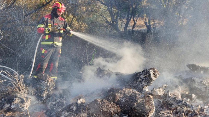 Požari u Splitsko-dalmatinskoj županiji pod nadzorom, vatrogasci i dalje na terenu