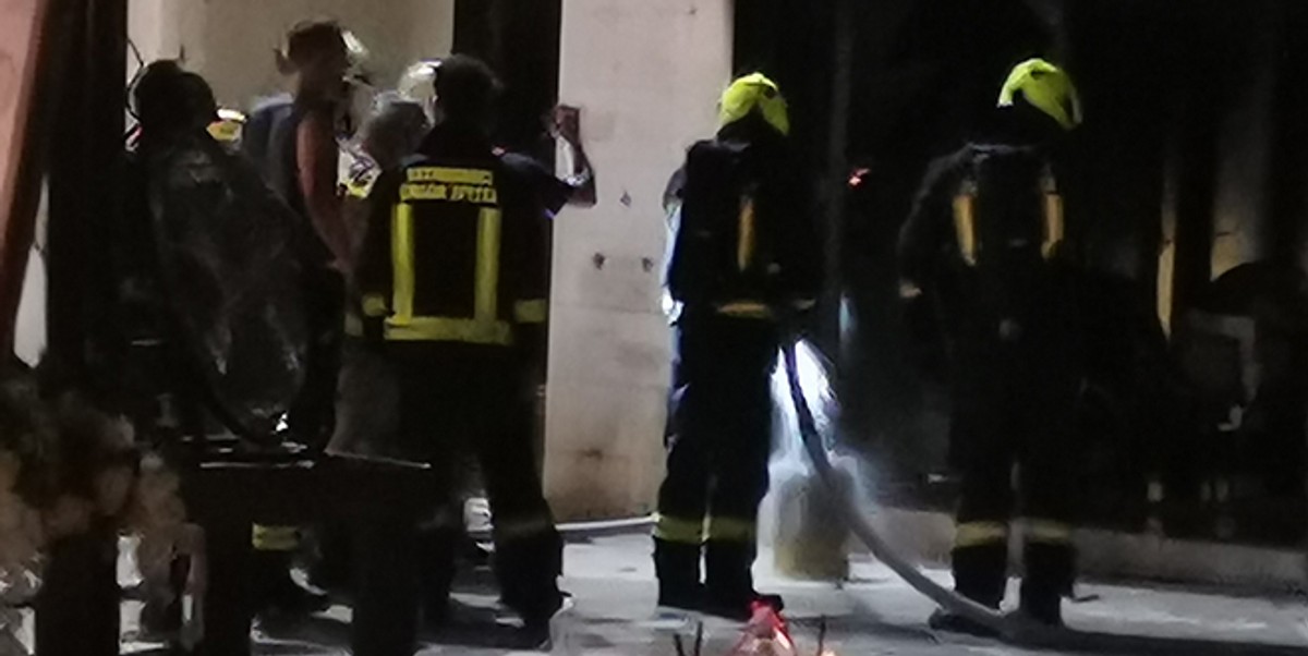 POŽAR U CENTRU SPLITA: Gori u restoranu na Pjaci!