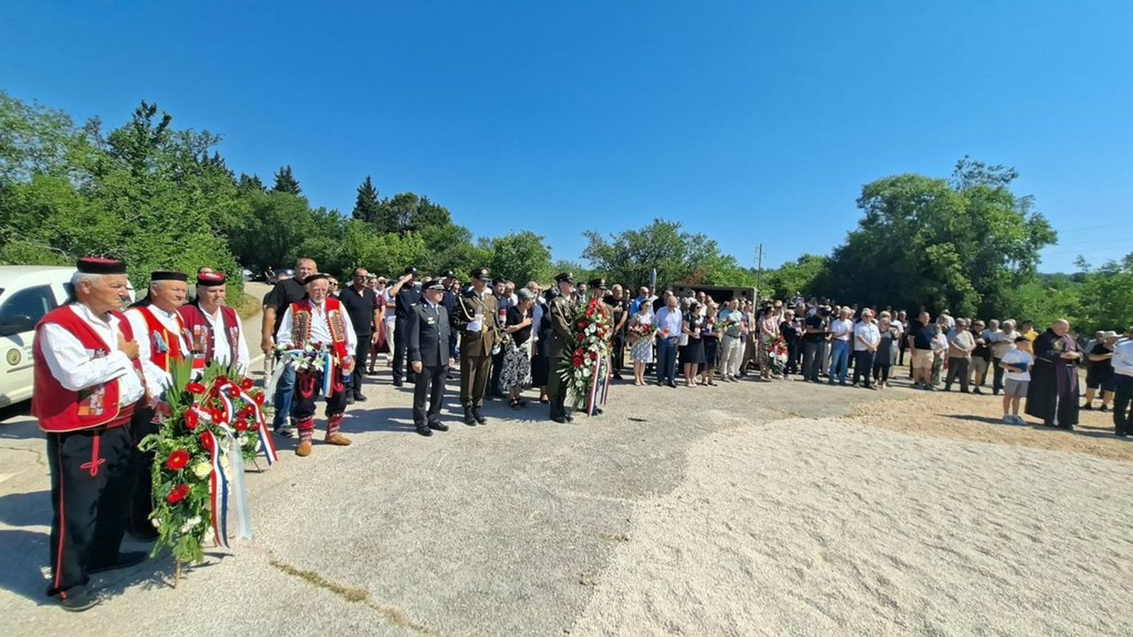 FOTOGALERIJA U Dobropoljcima otkriven spomenik ubijenim civilnim žrtvama Domovinskog i Drugoga svjetskog rata
