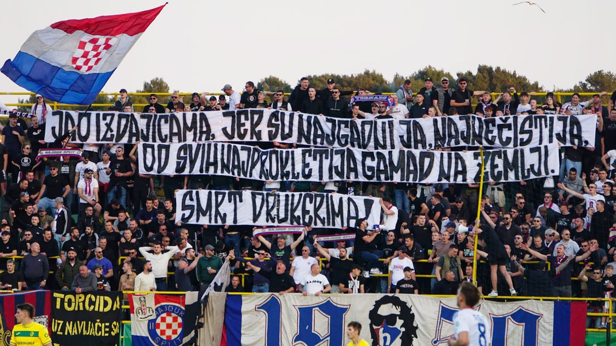 Torcida istaknula poruku pa zapjevala Thompsonovu pjesmu