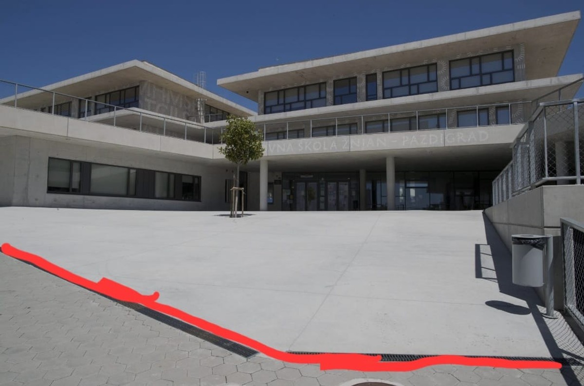 ŽNJAN - PAZDIGRAD Roditelji traže rješenje za siguran iskrcaj djece pred školom