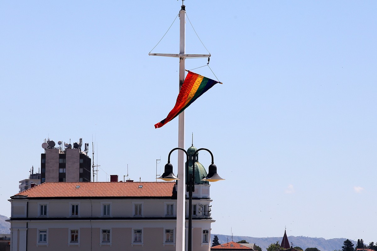 VIDEO: TREĆI PUT  Pokušali zapaliti zastavu duginih boja